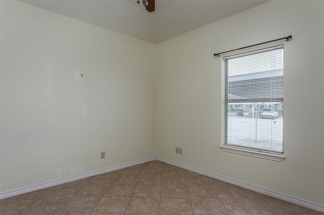 Building Photo - 901 Kings Way