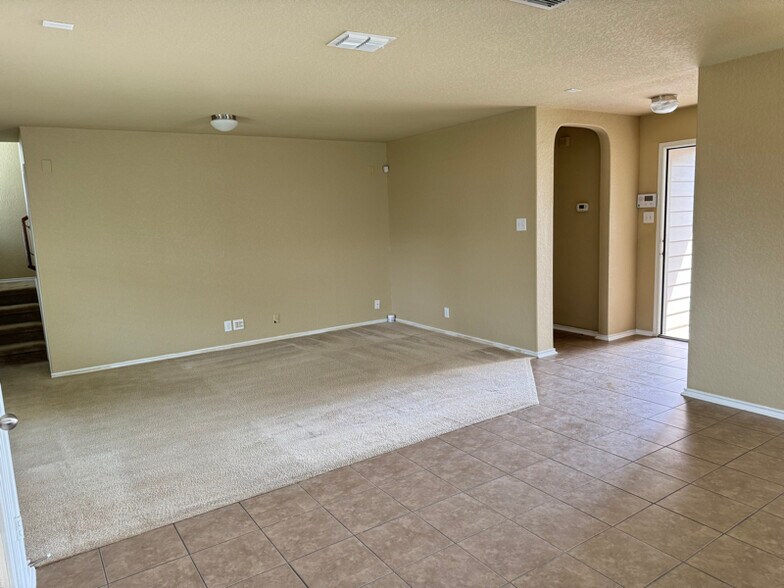 Building Photo - 1411 Dry Eagle