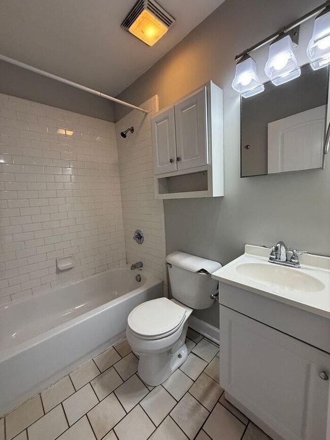 Building Photo - Inglewood Duplex Available Now!