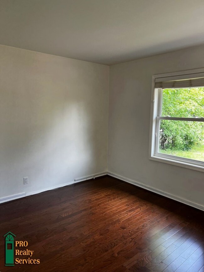 Building Photo - 3 Bedroom Bungalow in St. Louis Park