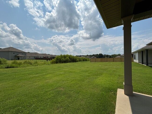 Building Photo - Look and lease in Athens