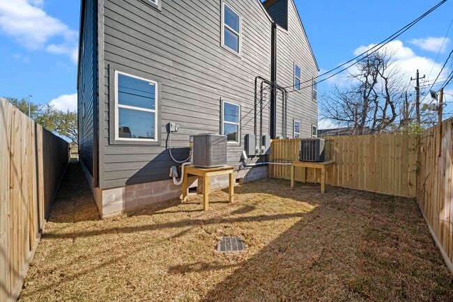 Building Photo - 234 E 39th St