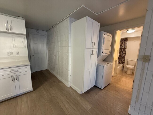 Building Photo - Sunset Lakeview 2 bedroom 1 bath with 1 assigned parking stall