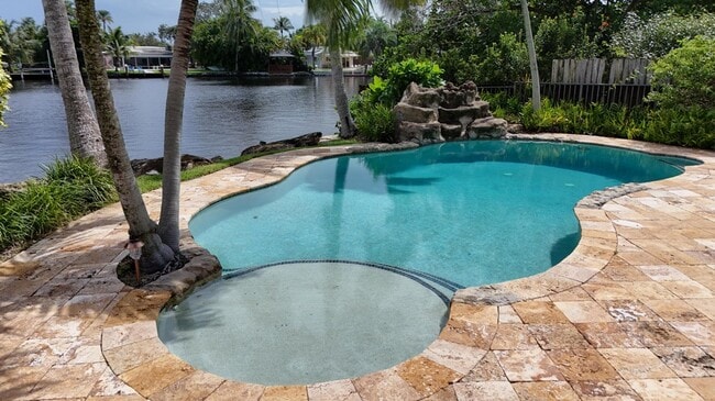 Building Photo - 1925 Coral Gardens Dr