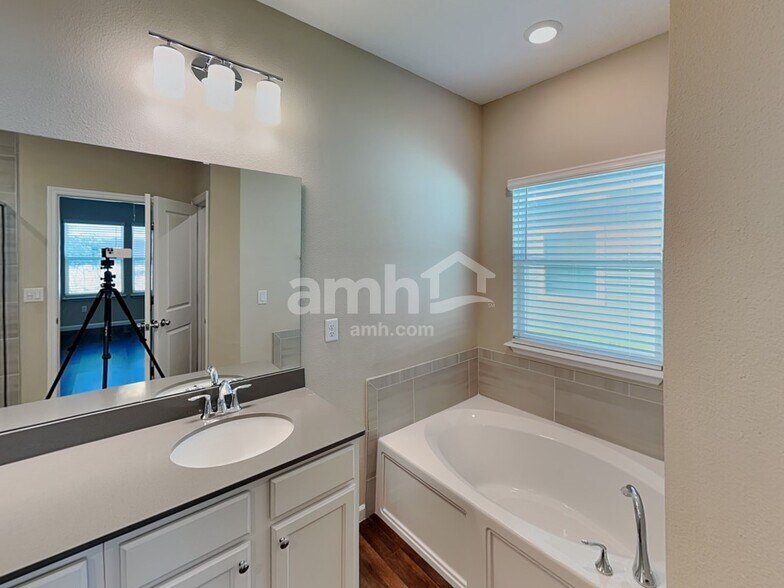 Building Photo - 204 Hemlock Pt