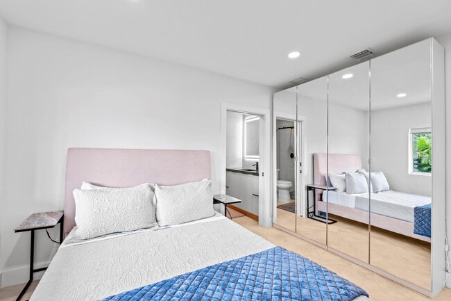 Building Photo - 1725 NE 23rd Ave