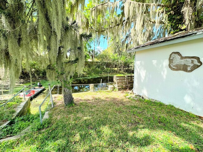 Building Photo - Rare Cozy 1/1 Beside Lake Jessup