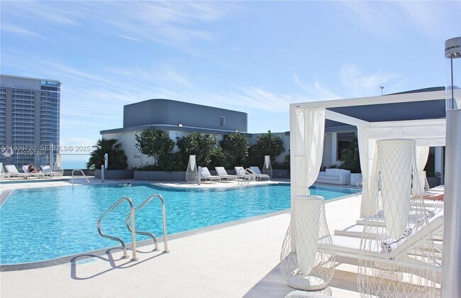 Building Photo - 1000 Brickell Plaza