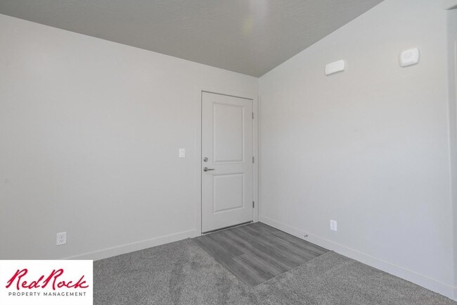 Building Photo - Charming 2 Bedroom End Unit Condo - Pet Friendly!