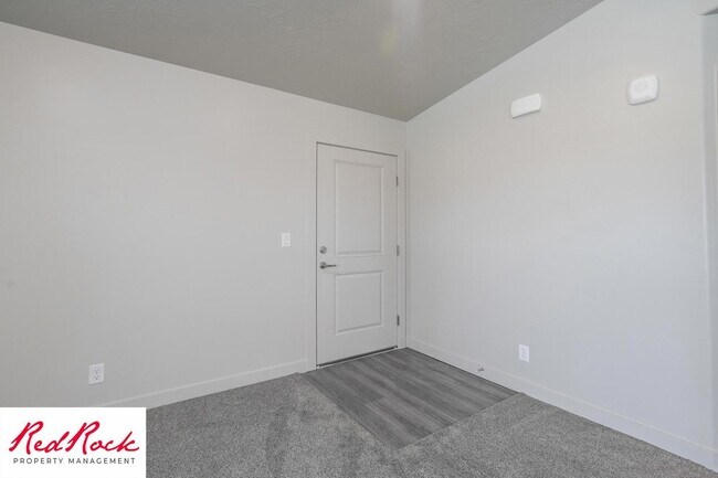 Building Photo - Inviting 2 Bedroom End Unit Condo - Pet Friendly!