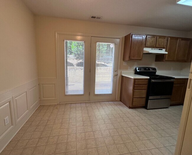 Building Photo - 2 Bed, 1.5 Bath Townhome in Prime Location...