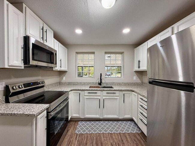 Building Photo - 11025-11107 107 Cutoff