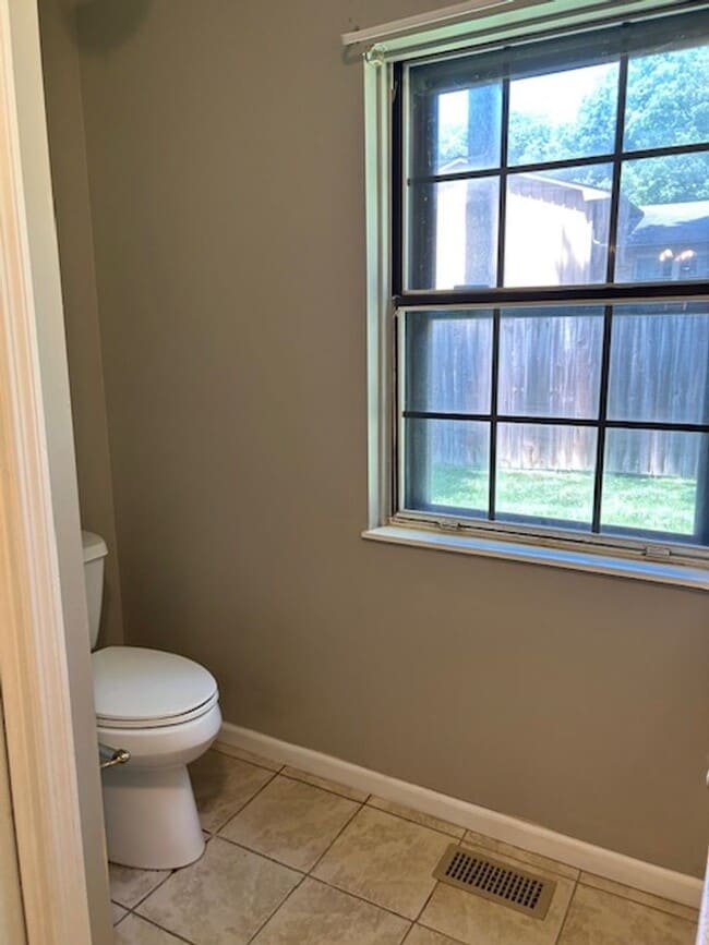 Building Photo - 2500 sq. ft. 4 Bedroom Ranch Home w/Large ...