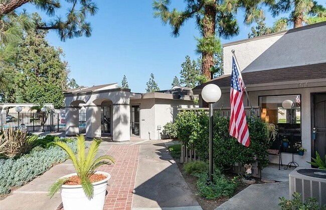 Building Photo - 3 Bedroom Townhome: Prime Location with Pool, Clubhouse and More!