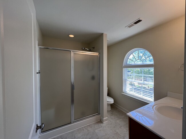 Building Photo - Townhouse For Rent