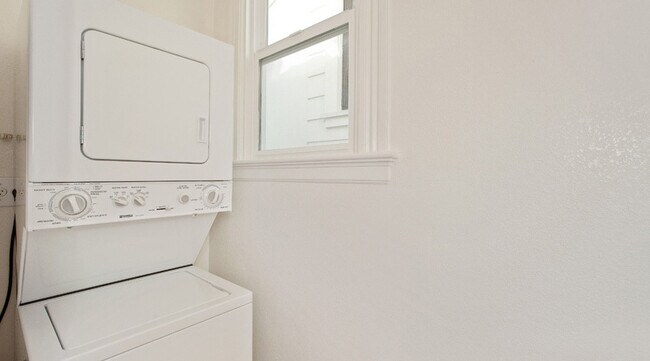 Building Photo - 332 6th Ave