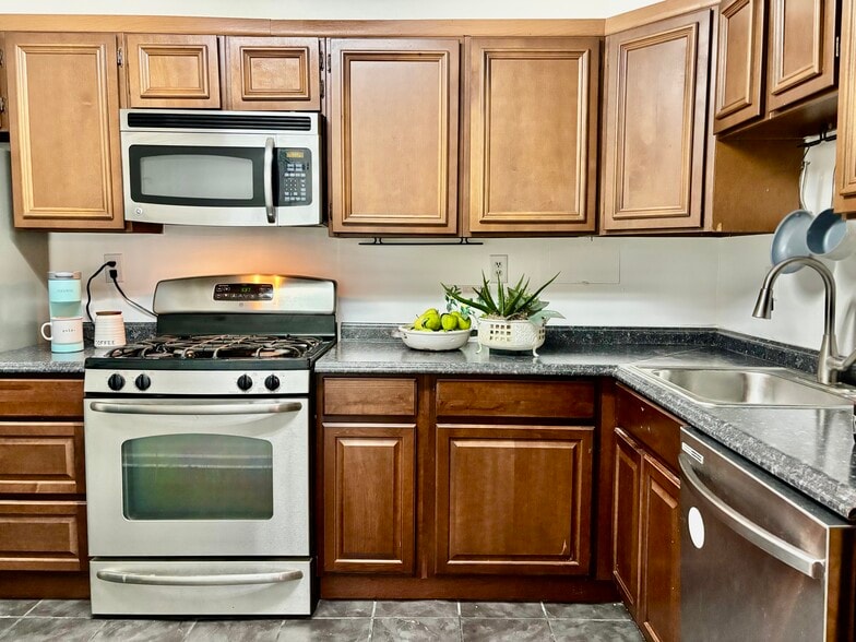 Building Photo - 1300 Army Navy Dr