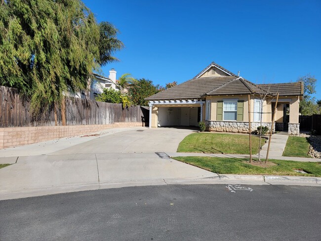 Building Photo - 3 Bedroom 2 Bath home with Den/Office loca...