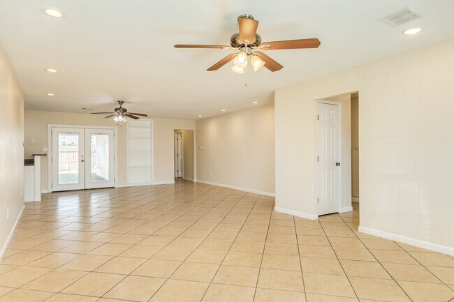 Building Photo - 3206 Pine St