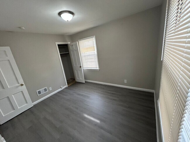 Building Photo - Comfort & Convenience on Cloverdale - Section 8 Friendly!
