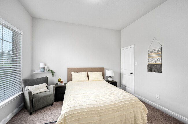 Building Photo - 1074 Waverly Dr