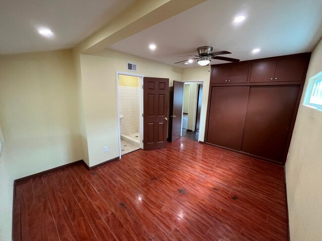 Building Photo - MOVE IN READY 4+2 w/bonus room + open floo...