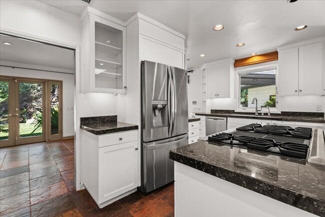 Building Photo - Private Hillside Retreat with Expansive Yard, Chef’s Kitchen, and Spa-Like Primary Suite