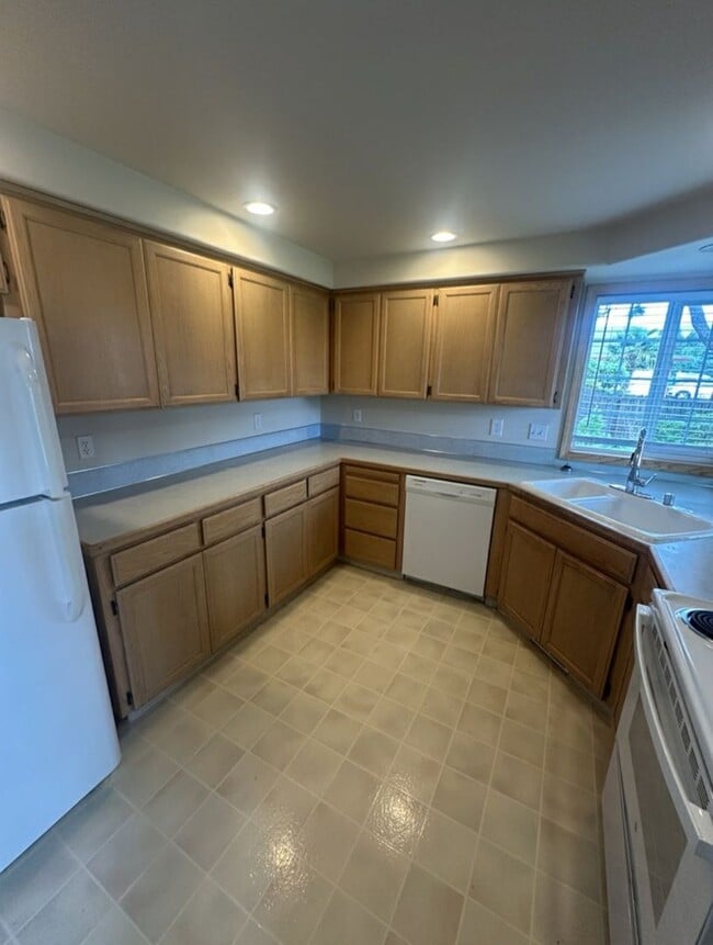 Building Photo - Ranch, 2 Bedroom + Bonus Room / Office.