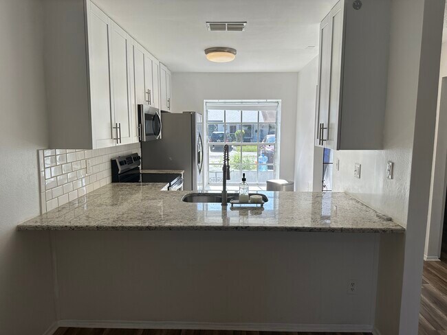 Building Photo - 7355 Parkside Villas Dr N