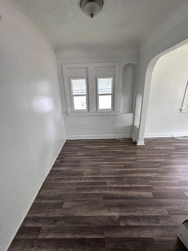 Building Photo - 2 bedroom Home