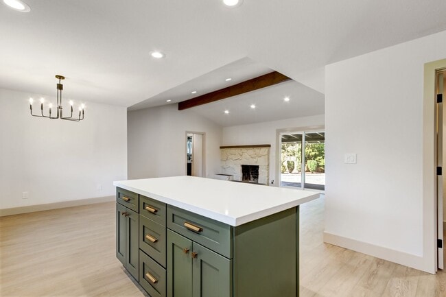 Building Photo - High-End 4-Bedroom Retreat | Designer Kitchen | Resort-Style Backyard & Pool!