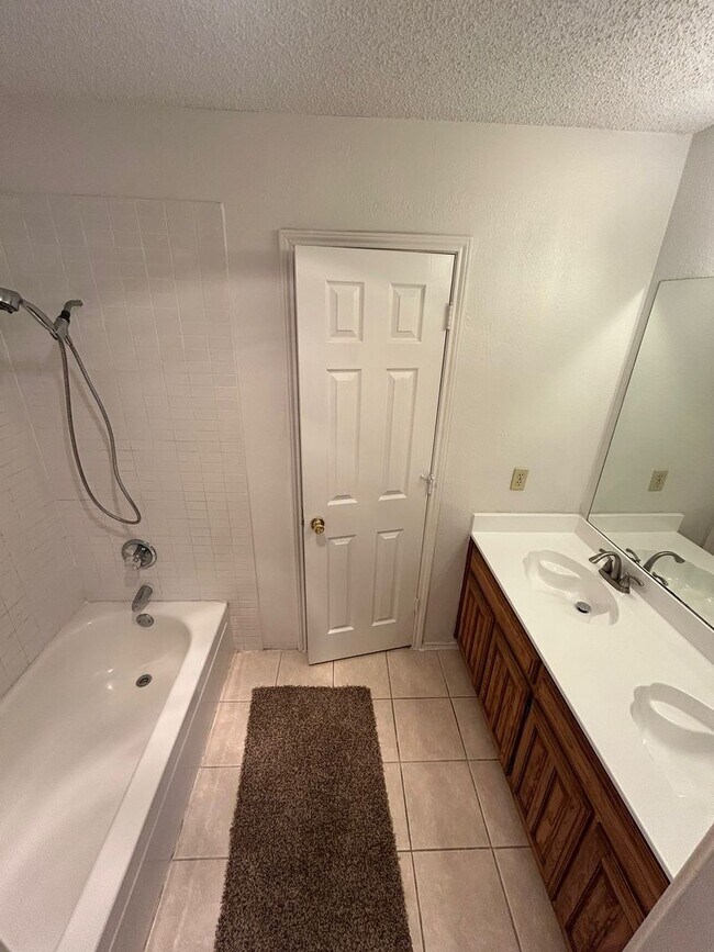 Building Photo - 1305 White Lake Dr