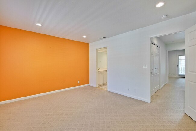 Building Photo - 2-Suite Townhome in Whisman Station Area | Easy Access to 101/237/85