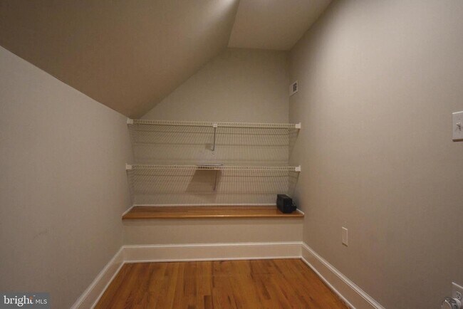 Building Photo - 295 Bay St