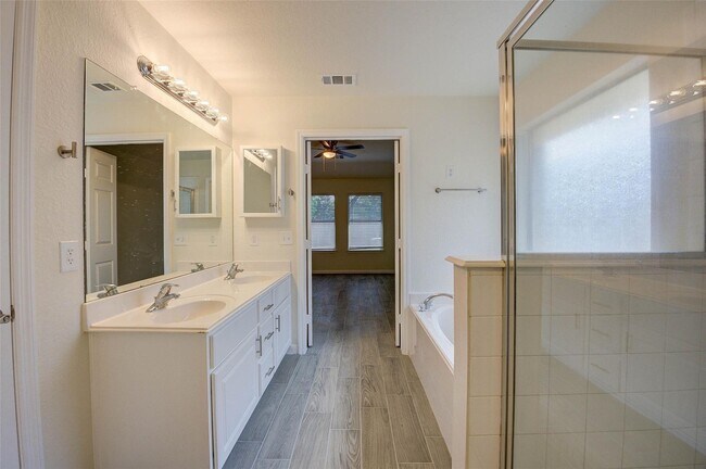Building Photo - 32403 Cross Spring Park Ln