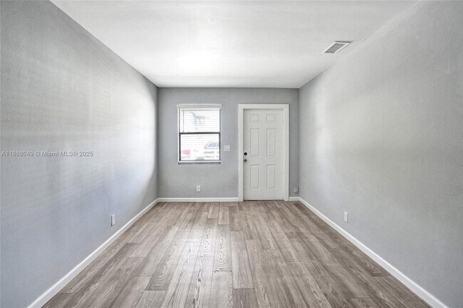Building Photo - 1200 W 31st St