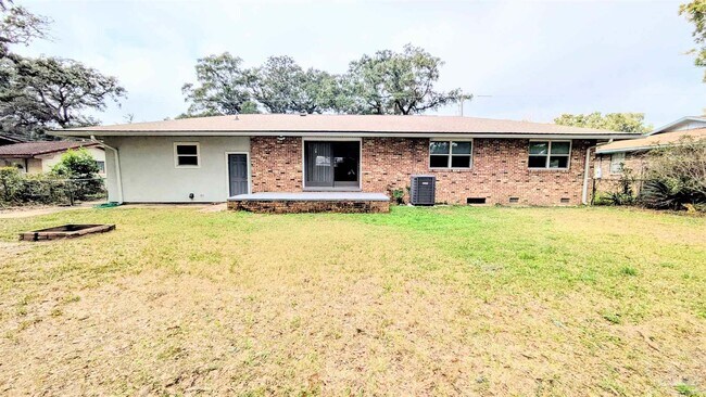 Building Photo - 5912 Sarah Dr