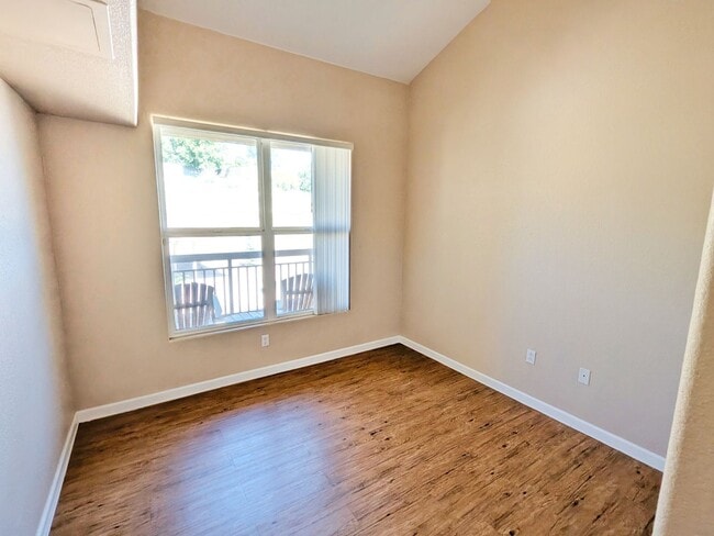 Building Photo - 2 Bedroom 2 Bath 2 Car Garage Condo in Braodmore Area