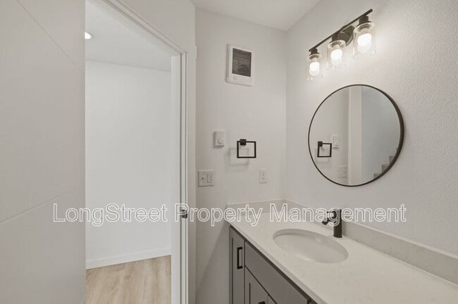 Building Photo - 810 S 19th St