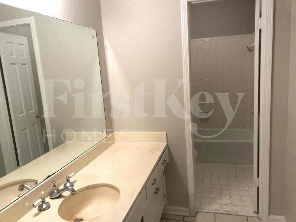 Building Photo - 5011 Autumnwood Dr
