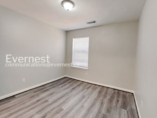 Building Photo - 4 Bed/2 Bath Home with Fenced Yard and Attached Garage / 4 Bed, 2 Bath / Pet-friendly / Available...