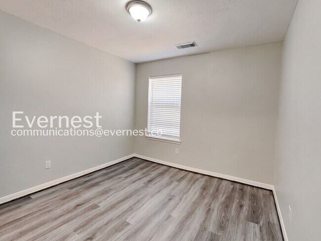 Building Photo - Spacious Home with Fenced Yard and Attached Garage / 4 Bed, 2 Bath / Pet-friendly / Coming Soon!