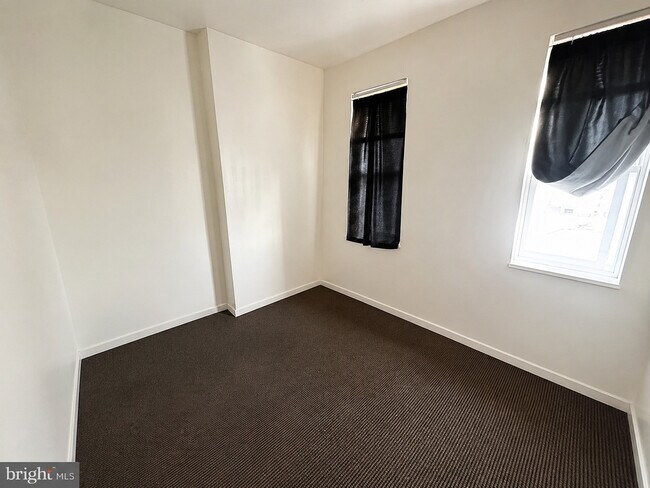 Building Photo - 3835 N Percy St