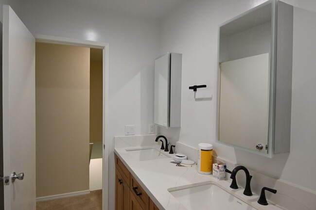 Building Photo - 215 Chantilley Ln