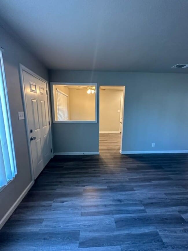 Building Photo - Desirable 3 bedroom 2 bath home