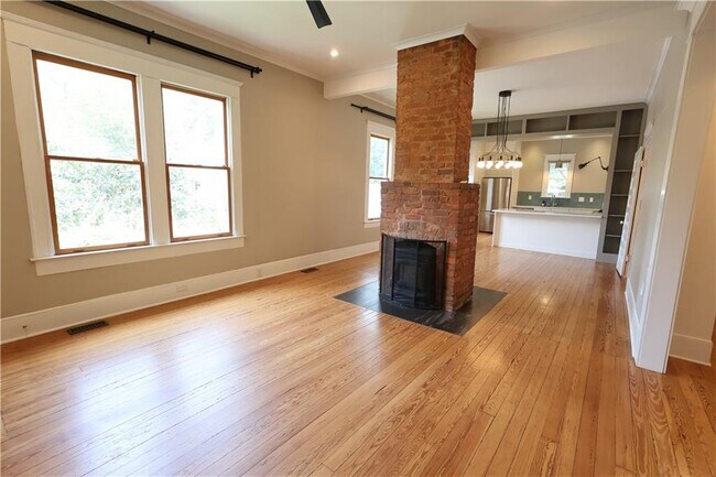 Building Photo - 405 Oakdale Rd NE