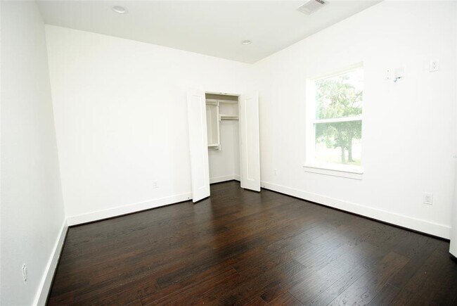 Building Photo - 7707 Jack Oak Ave