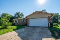 Building Photo - Stunning 3 Bed 1 Bath in amazing area