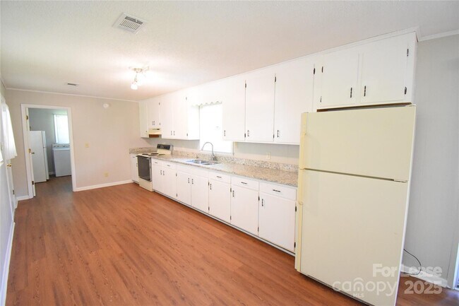 Building Photo - 4099 Shenandoah Dr SW