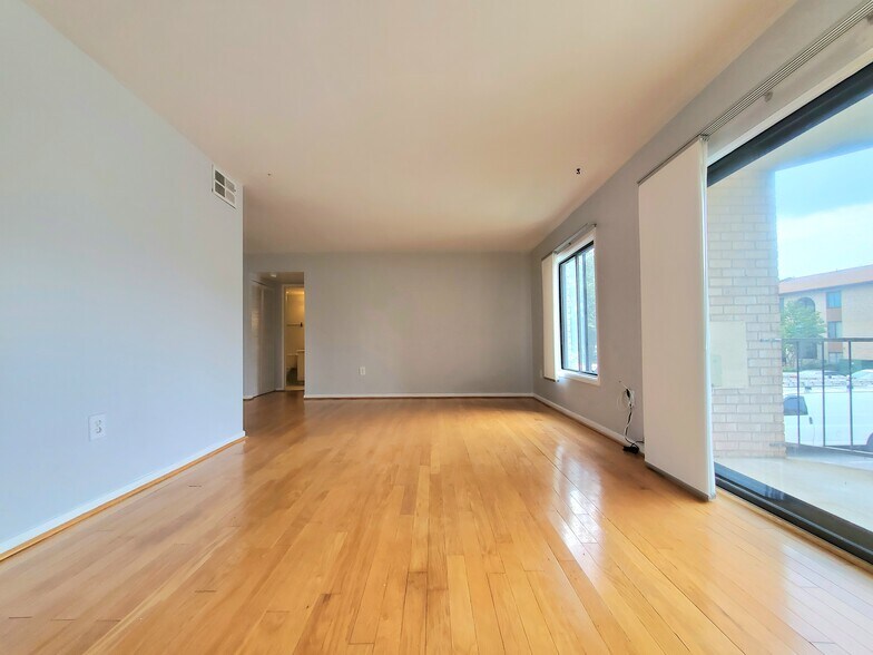 Building Photo - 6936 Hanover Pky